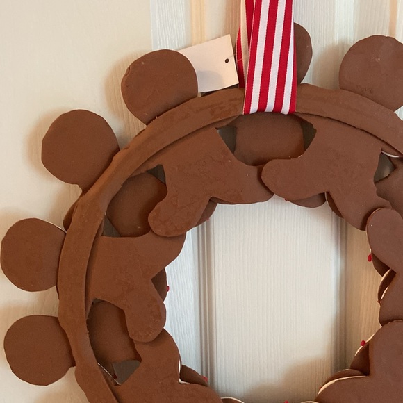 18” Gingerbread Men Christmas Wreath Layered Decorated w/ White & Red Icing - Picture 11 of 16